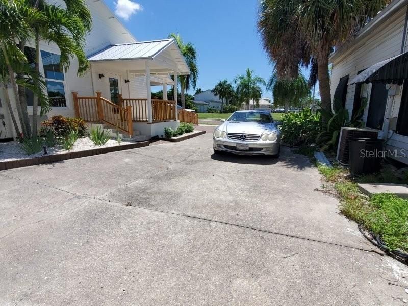 For Rent: $3,400 (6 beds, 2 baths, 2100 Square Feet)