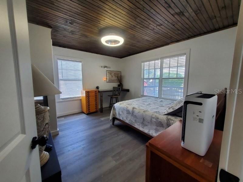 For Rent: $3,400 (6 beds, 2 baths, 2100 Square Feet)