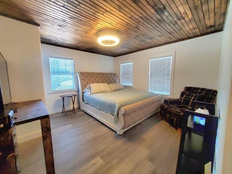 For Rent: $3,400 (6 beds, 2 baths, 2100 Square Feet)
