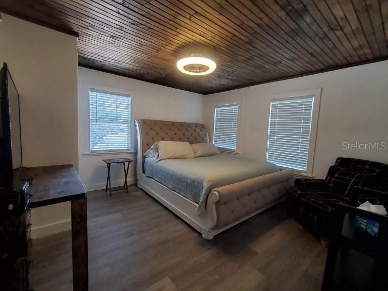 For Rent: $3,400 (6 beds, 2 baths, 2100 Square Feet)