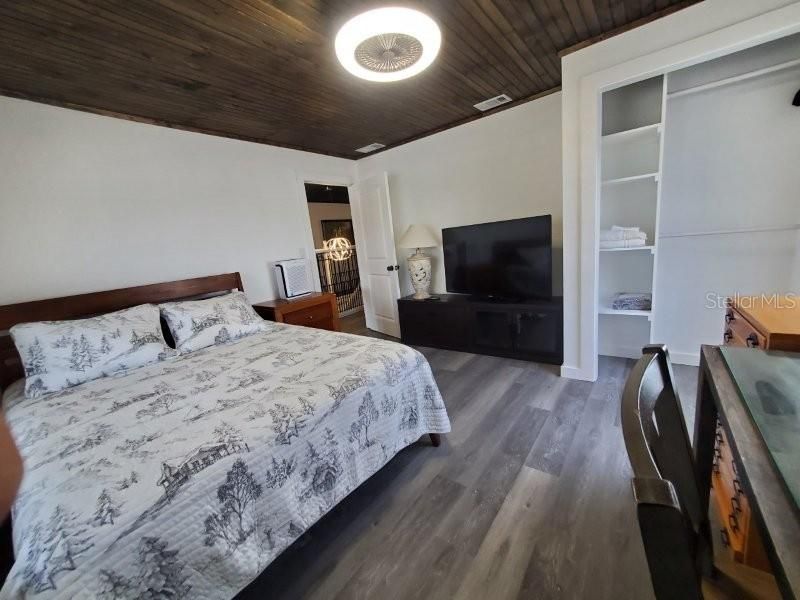 For Rent: $3,400 (6 beds, 2 baths, 2100 Square Feet)