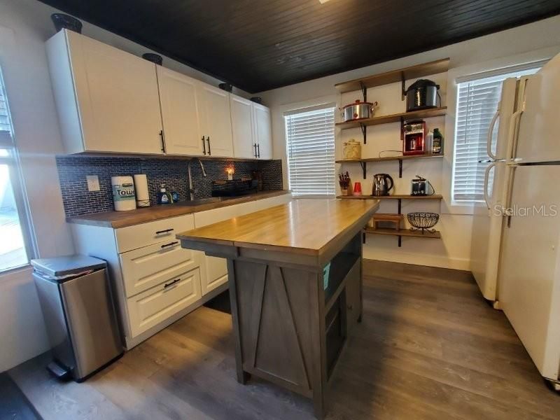 For Rent: $3,400 (6 beds, 2 baths, 2100 Square Feet)