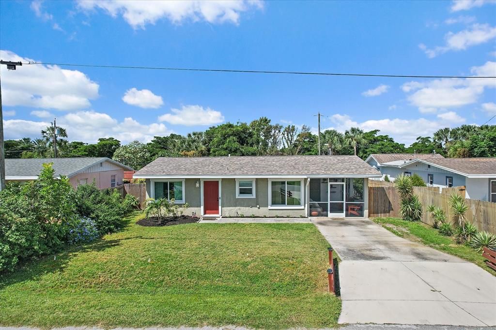 For Sale: $324,900 (2 beds, 1 baths, 898 Square Feet)