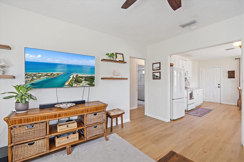 For Sale: $324,900 (2 beds, 1 baths, 898 Square Feet)