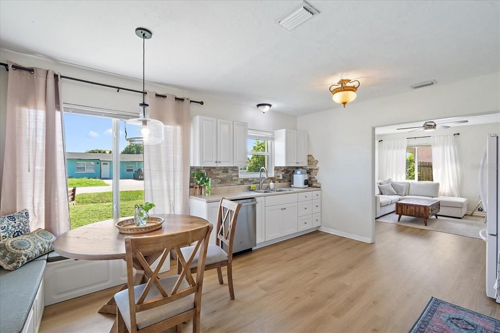 For Sale: $324,900 (2 beds, 1 baths, 898 Square Feet)