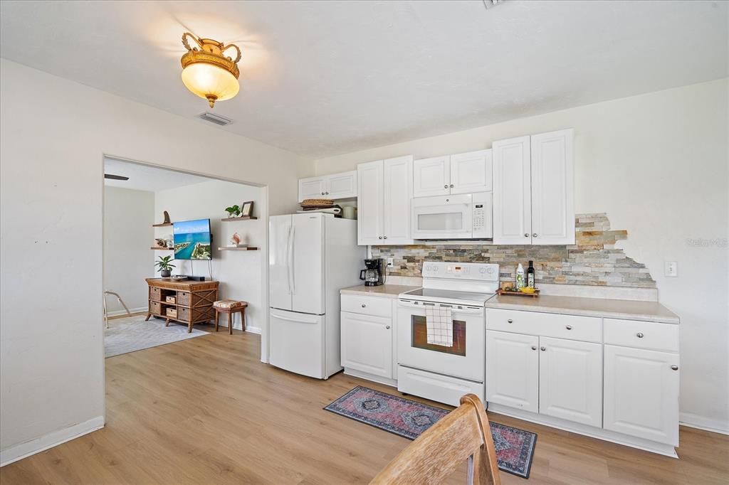 For Sale: $324,900 (2 beds, 1 baths, 898 Square Feet)