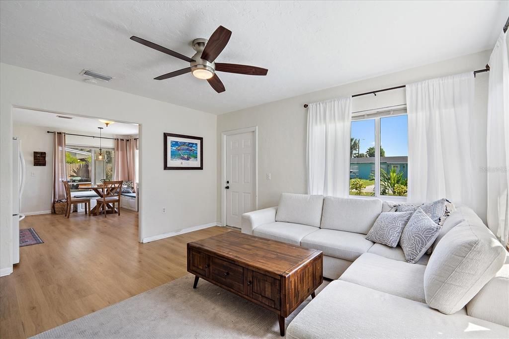 For Sale: $324,900 (2 beds, 1 baths, 898 Square Feet)