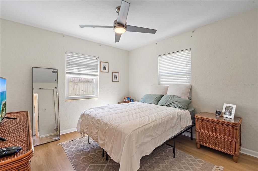 For Sale: $324,900 (2 beds, 1 baths, 898 Square Feet)