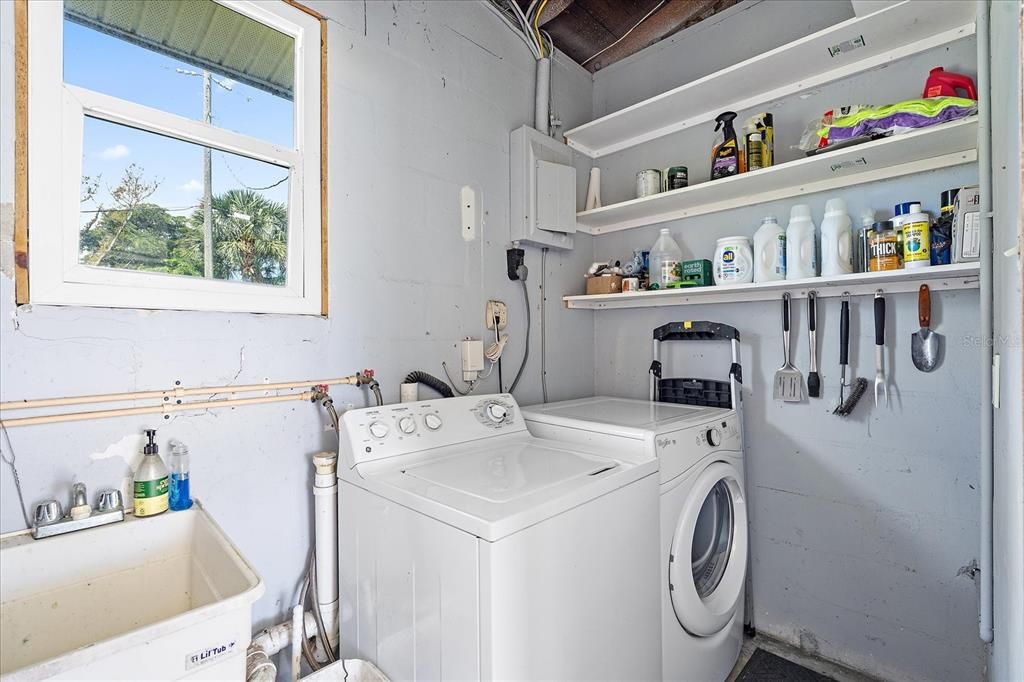 For Sale: $324,900 (2 beds, 1 baths, 898 Square Feet)