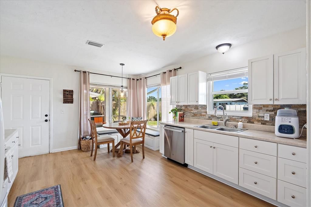 For Sale: $324,900 (2 beds, 1 baths, 898 Square Feet)
