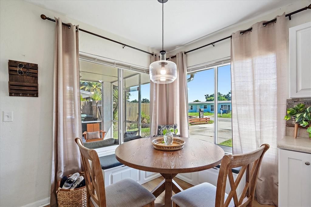 For Sale: $324,900 (2 beds, 1 baths, 898 Square Feet)