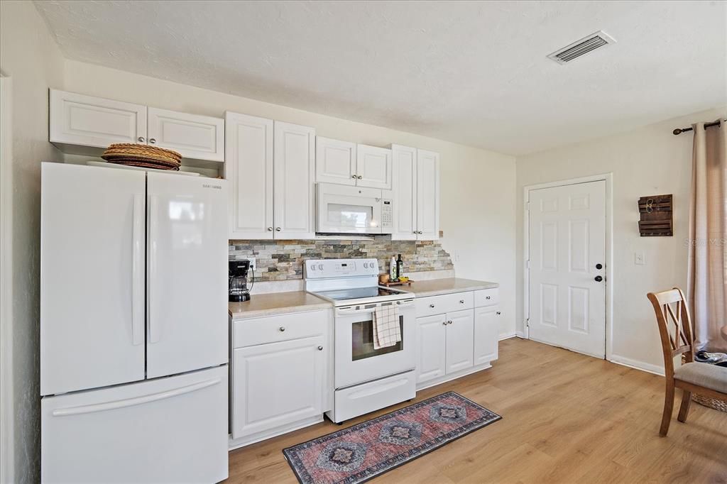 For Sale: $324,900 (2 beds, 1 baths, 898 Square Feet)