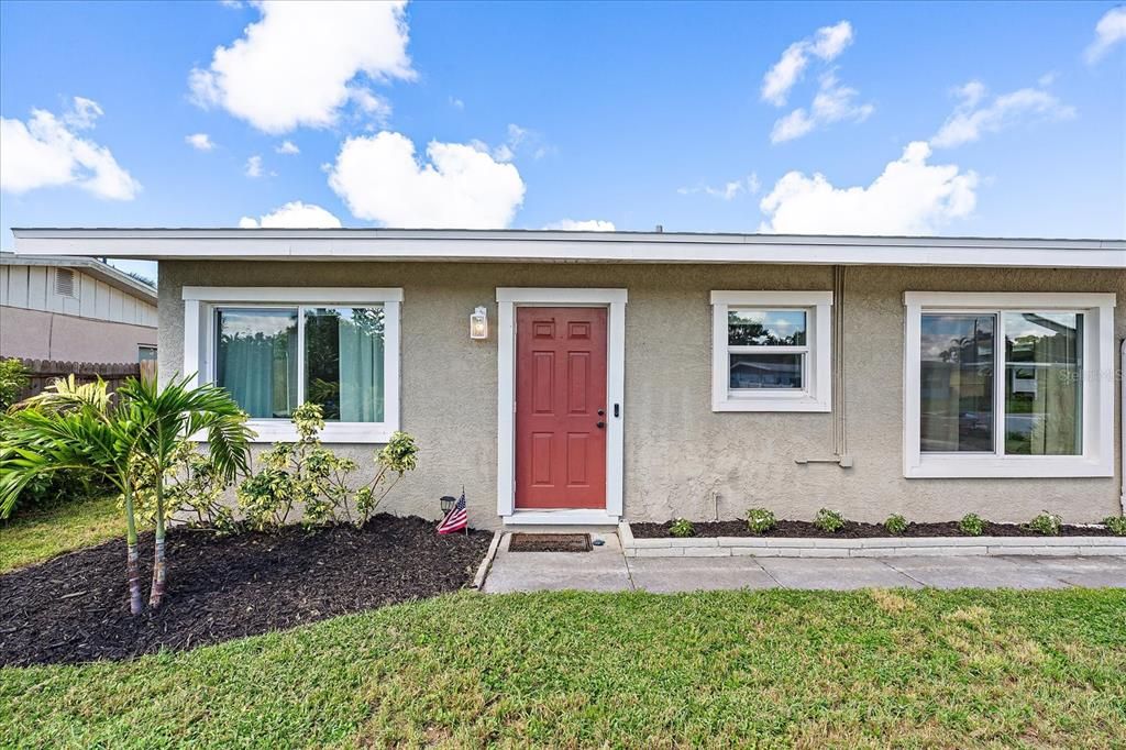 For Sale: $324,900 (2 beds, 1 baths, 898 Square Feet)