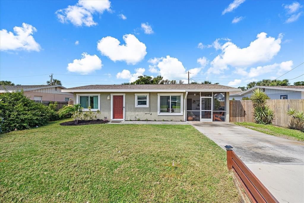 For Sale: $324,900 (2 beds, 1 baths, 898 Square Feet)