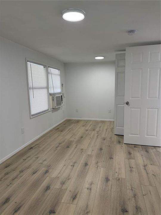 For Sale: $170,000 (2 beds, 1 baths, 892 Square Feet)