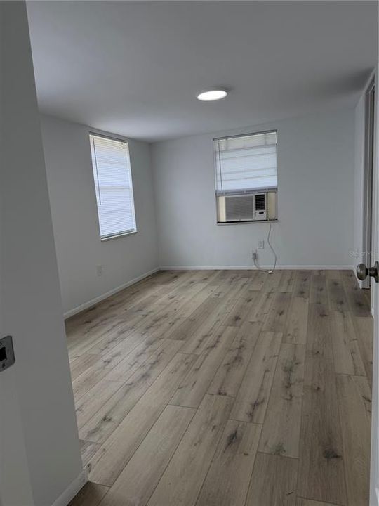 For Sale: $170,000 (2 beds, 1 baths, 892 Square Feet)