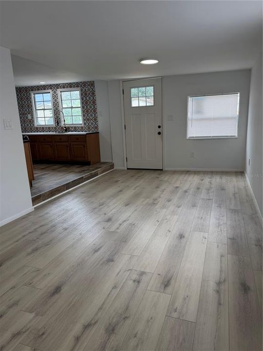 For Sale: $170,000 (2 beds, 1 baths, 892 Square Feet)