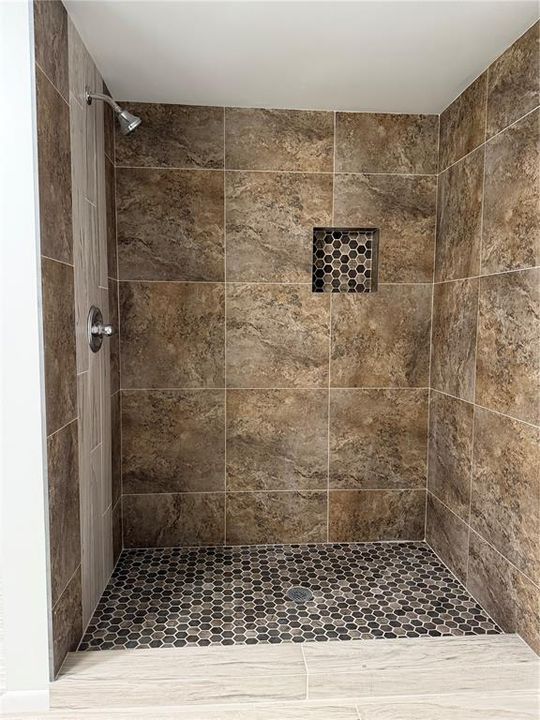 For Sale: $170,000 (2 beds, 1 baths, 892 Square Feet)