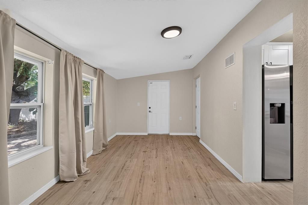 En Venta: $365,000 (3 camas, 2 baños, 1216 Pies cuadrados)