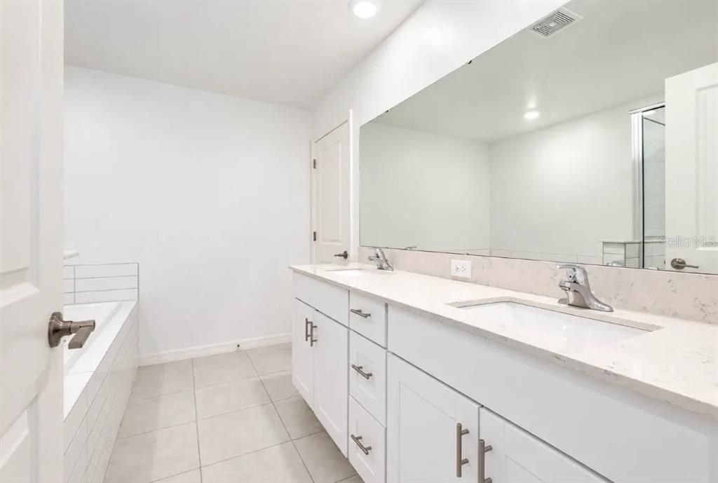 For Rent: $2,795 (4 beds, 2 baths, 2466 Square Feet)