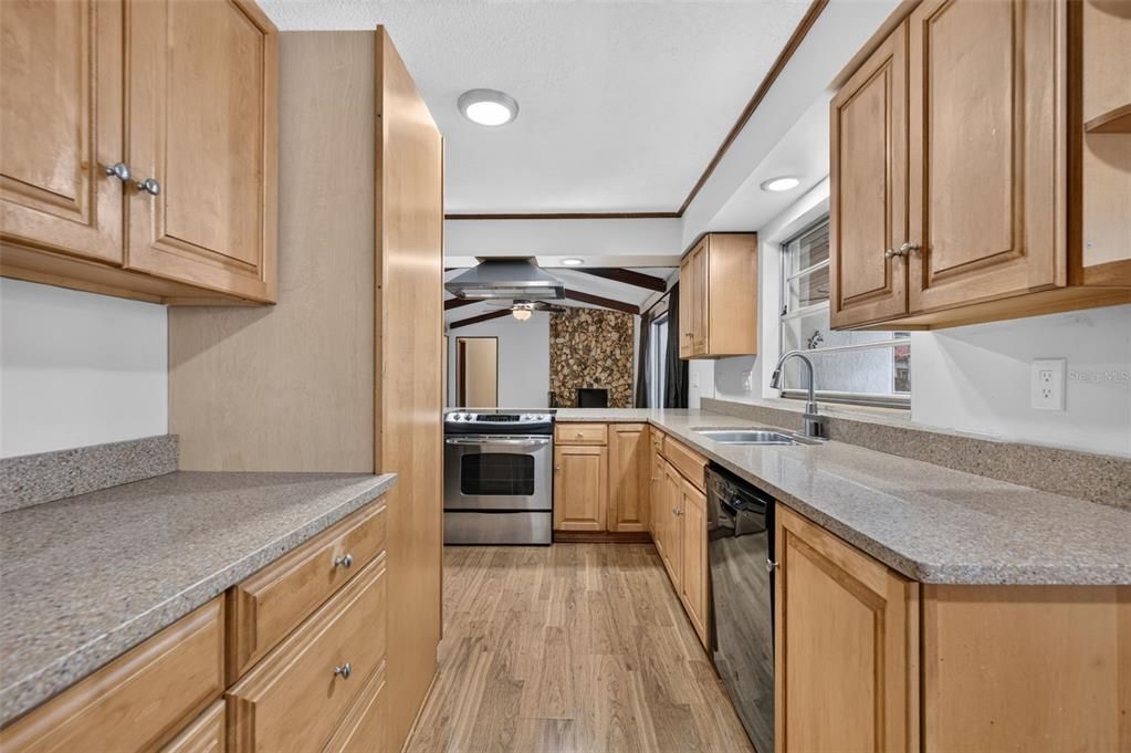 En Venta: $499,000 (4 camas, 2 baños, 2084 Pies cuadrados)
