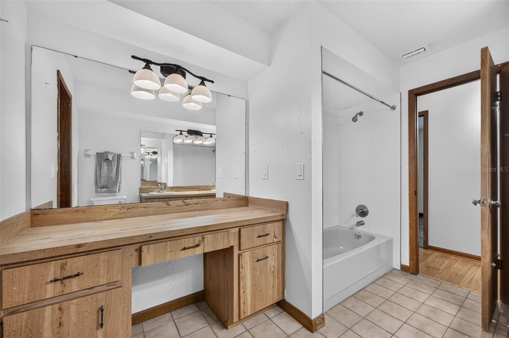 En Venta: $499,000 (4 camas, 2 baños, 2084 Pies cuadrados)