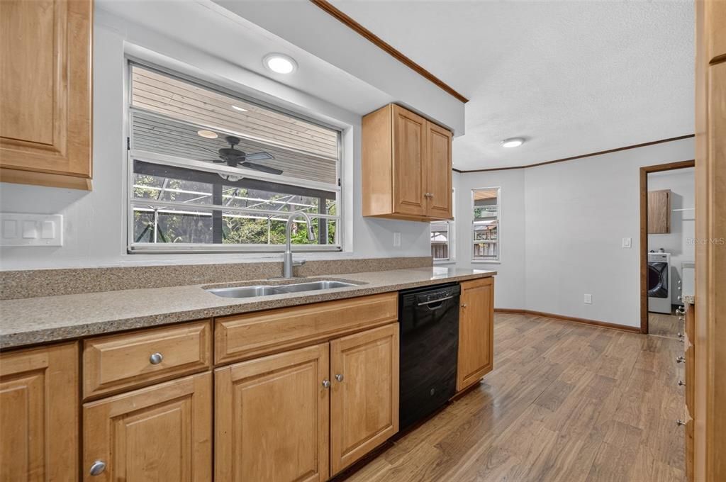 En Venta: $499,000 (4 camas, 2 baños, 2084 Pies cuadrados)