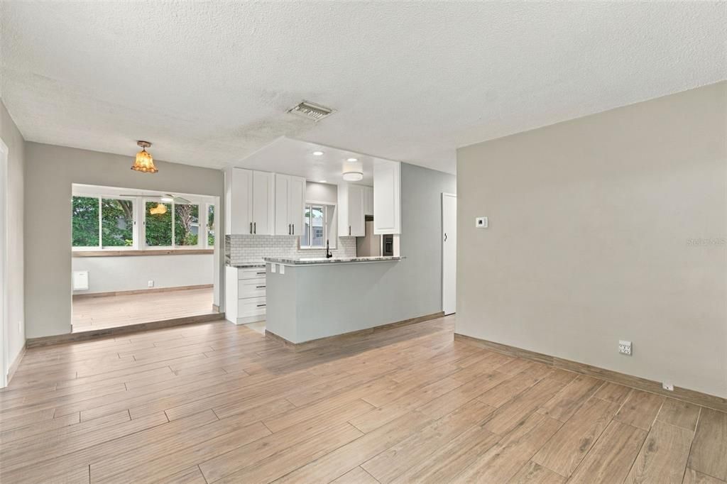 For Sale: $365,000 (3 beds, 1 baths, 1062 Square Feet)