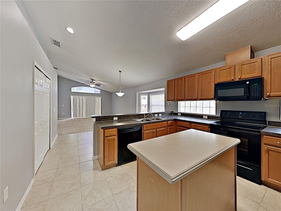 For Rent: $2,559 (3 beds, 2 baths, 2160 Square Feet)