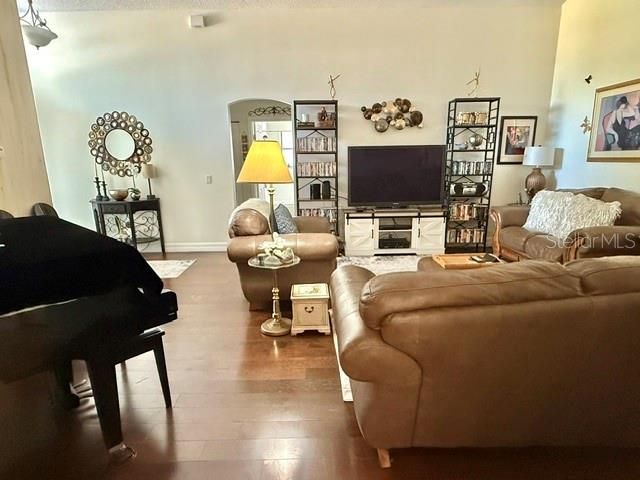 For Sale: $499,000 (3 beds, 2 baths, 1599 Square Feet)