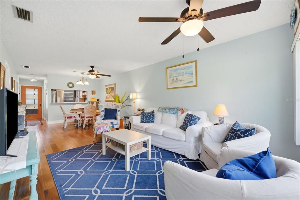 For Sale: $145,000 (2 beds, 2 baths, 858 Square Feet)