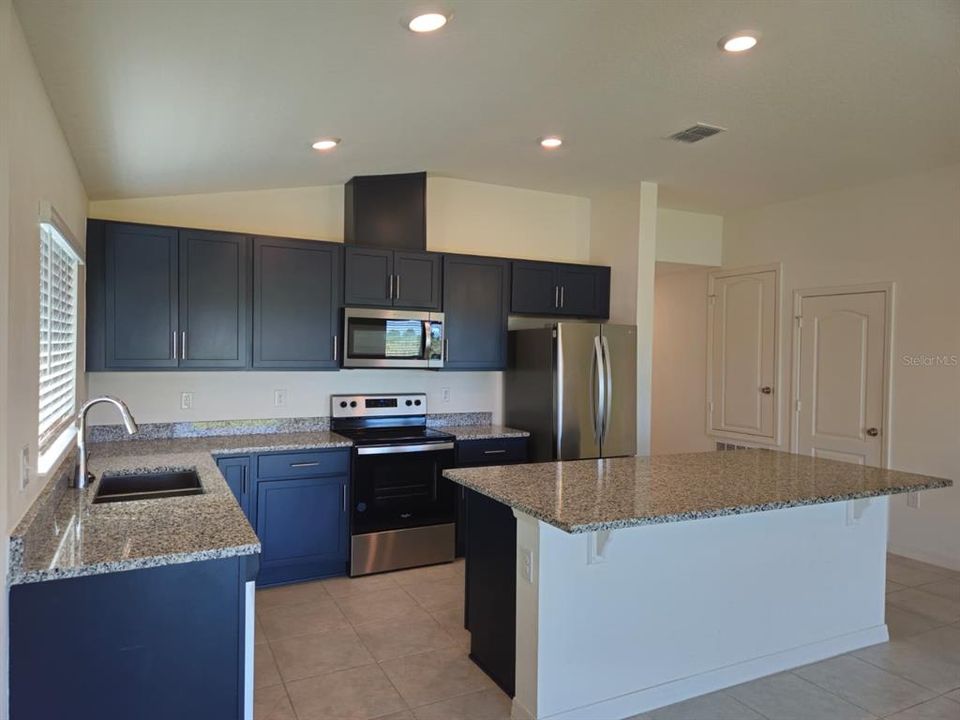 For Rent: $1,900 (4 beds, 2 baths, 1696 Square Feet)