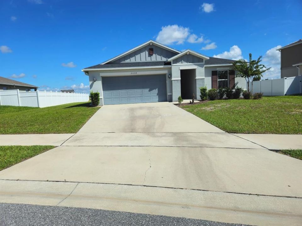 For Rent: $1,900 (4 beds, 2 baths, 1696 Square Feet)