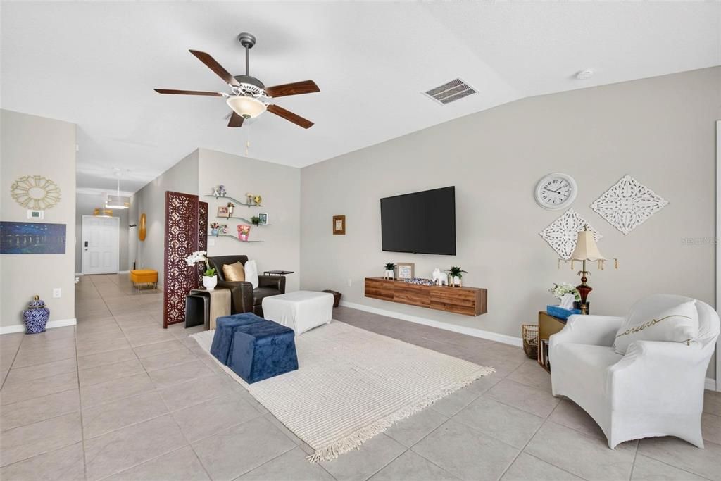 En Venta: $379,000 (4 camas, 2 baños, 1935 Pies cuadrados)