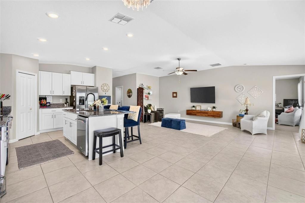 En Venta: $379,000 (4 camas, 2 baños, 1935 Pies cuadrados)