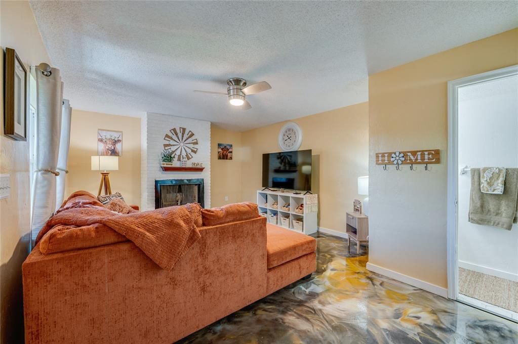 For Sale: $175,000 (2 beds, 1 baths, 1242 Square Feet)