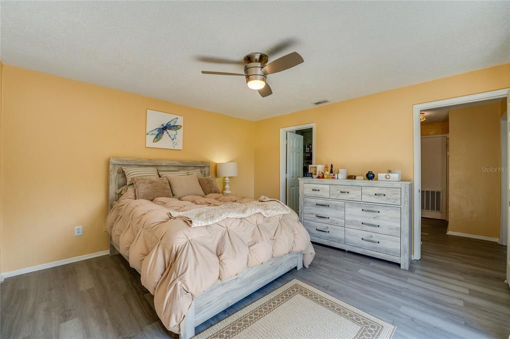 For Sale: $175,000 (2 beds, 1 baths, 1242 Square Feet)
