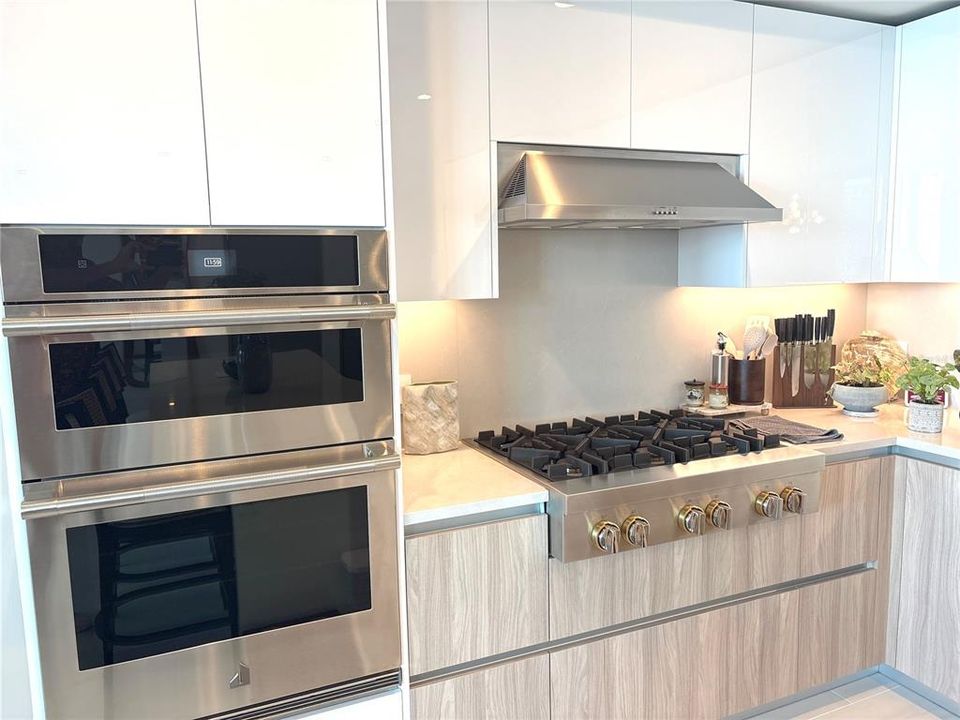 For Rent: $10,500 (2 beds, 3 baths, 1720 Square Feet)