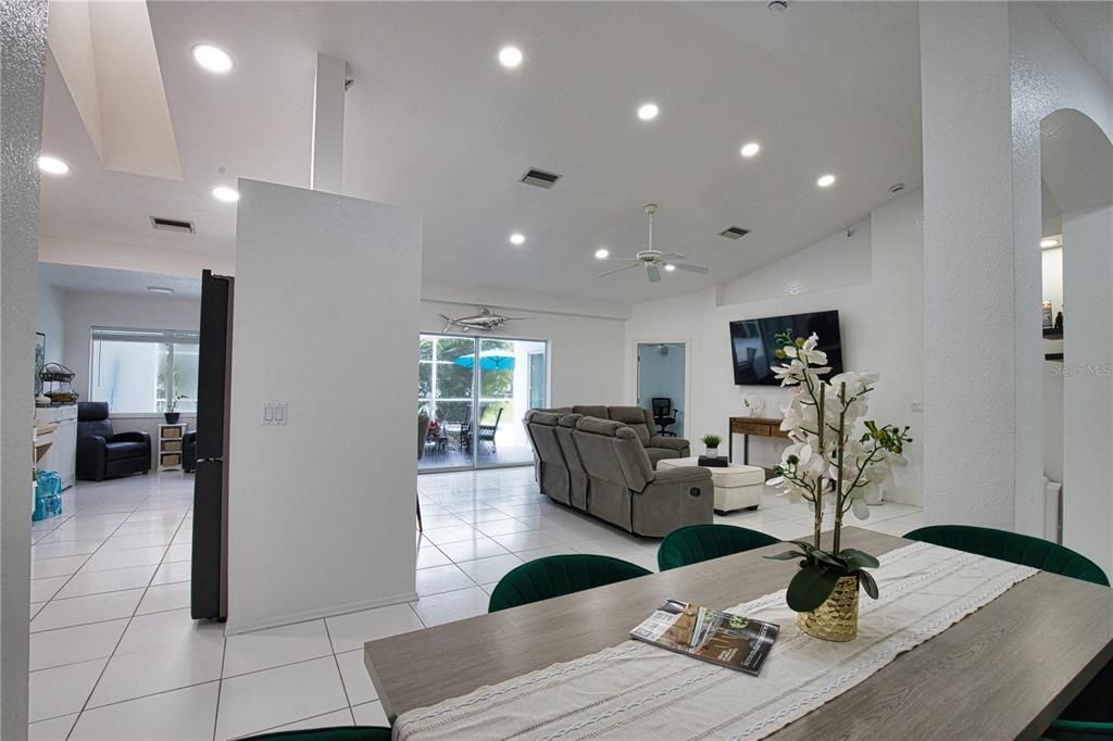 En Venta: $420,000 (4 camas, 2 baños, 1924 Pies cuadrados)