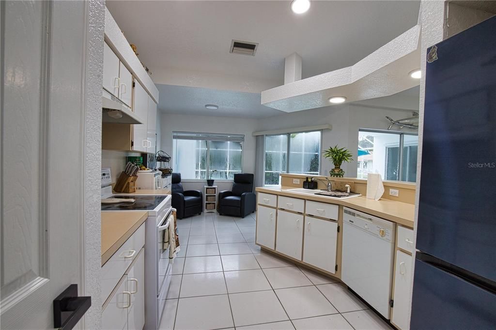 En Venta: $420,000 (4 camas, 2 baños, 1924 Pies cuadrados)