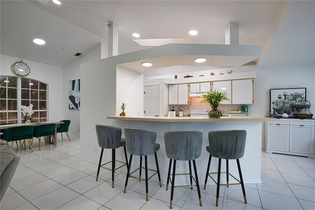 En Venta: $420,000 (4 camas, 2 baños, 1924 Pies cuadrados)