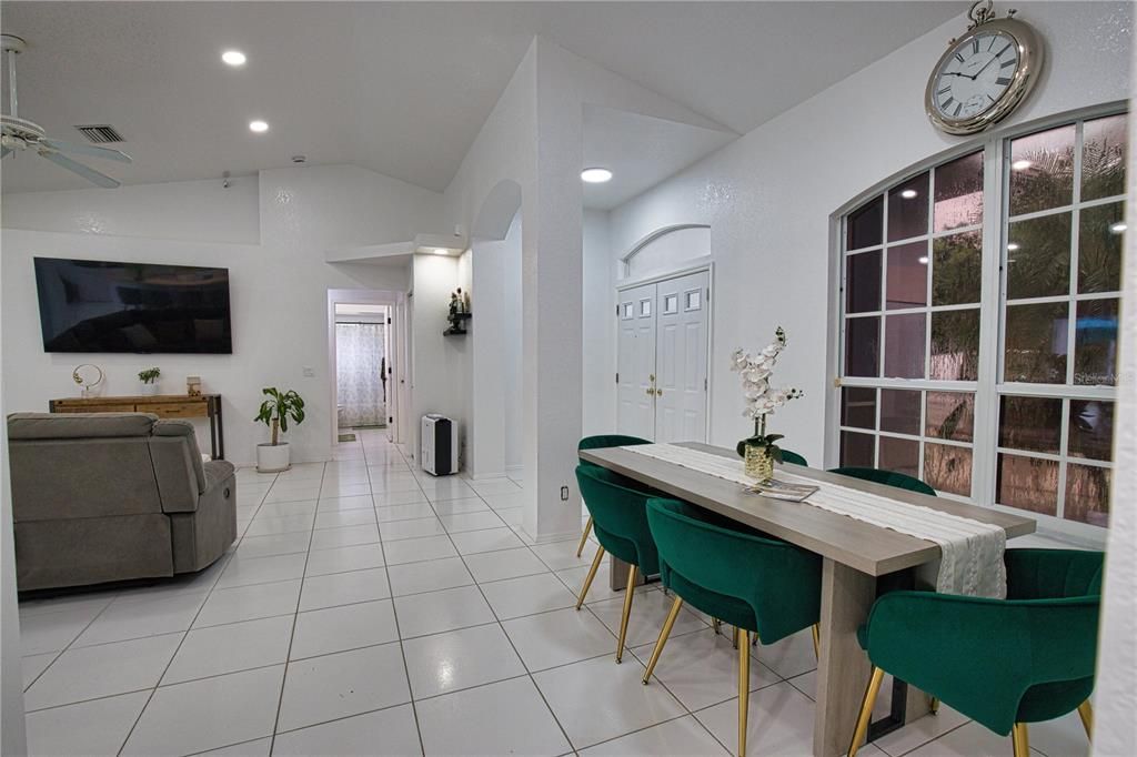 En Venta: $420,000 (4 camas, 2 baños, 1924 Pies cuadrados)