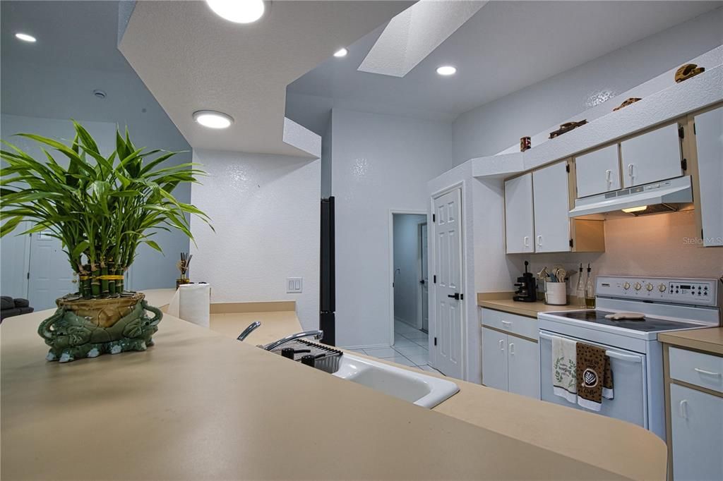 En Venta: $420,000 (4 camas, 2 baños, 1924 Pies cuadrados)