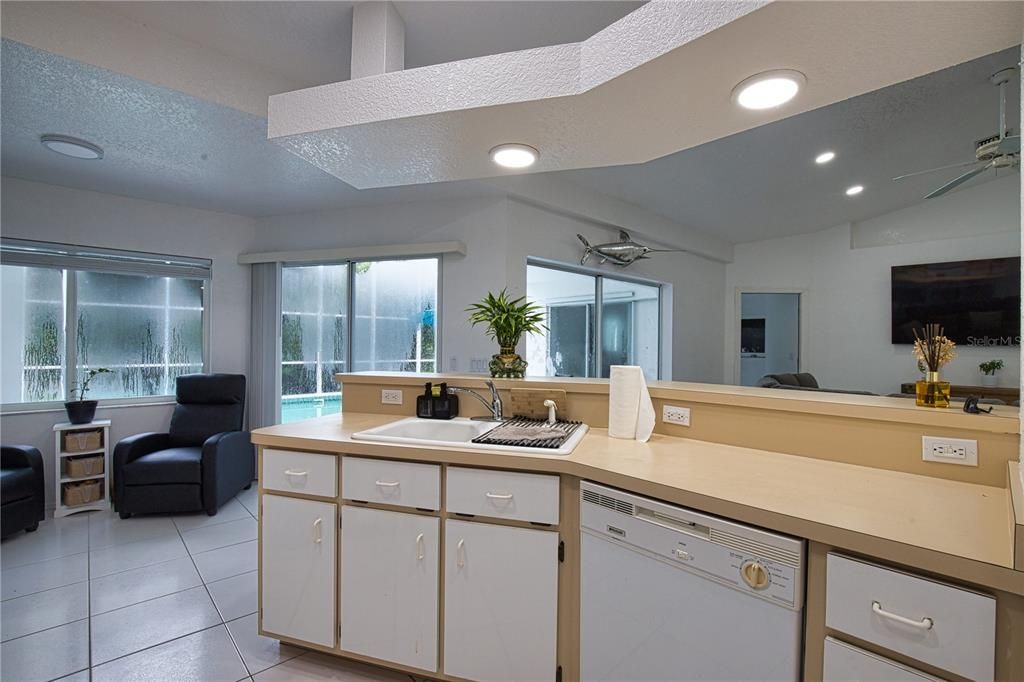 En Venta: $420,000 (4 camas, 2 baños, 1924 Pies cuadrados)