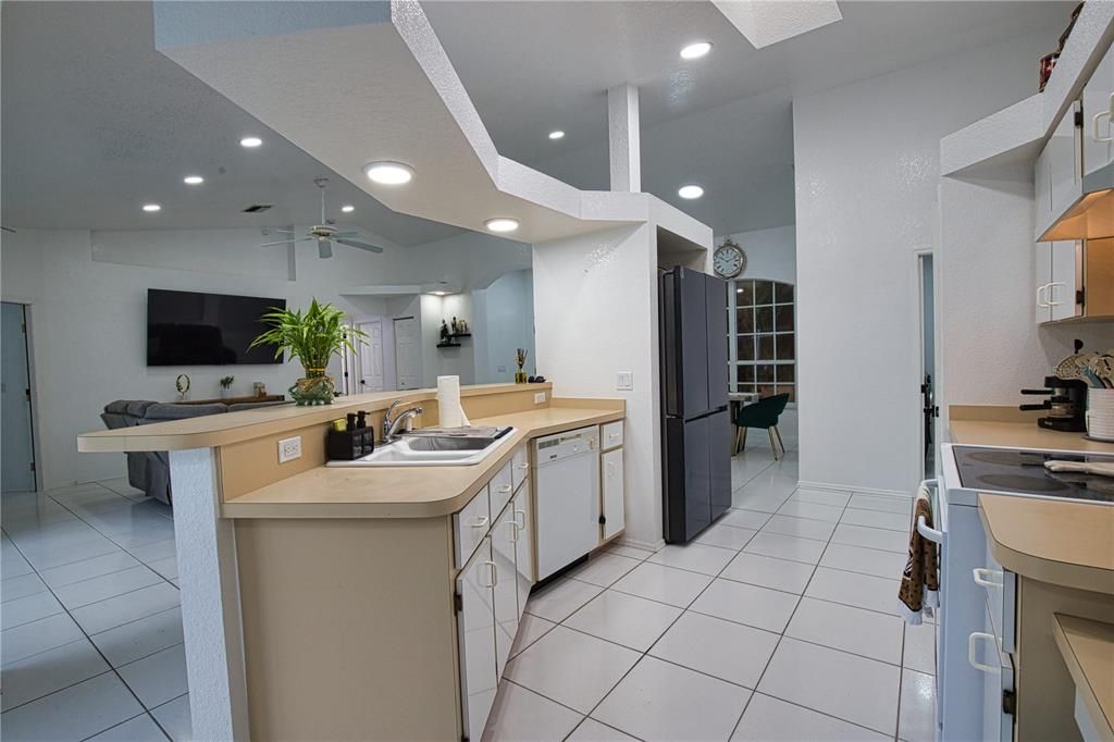 En Venta: $420,000 (4 camas, 2 baños, 1924 Pies cuadrados)