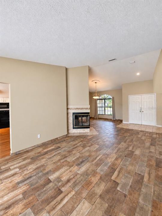 For Sale: $410,000 (3 beds, 2 baths, 1971 Square Feet)