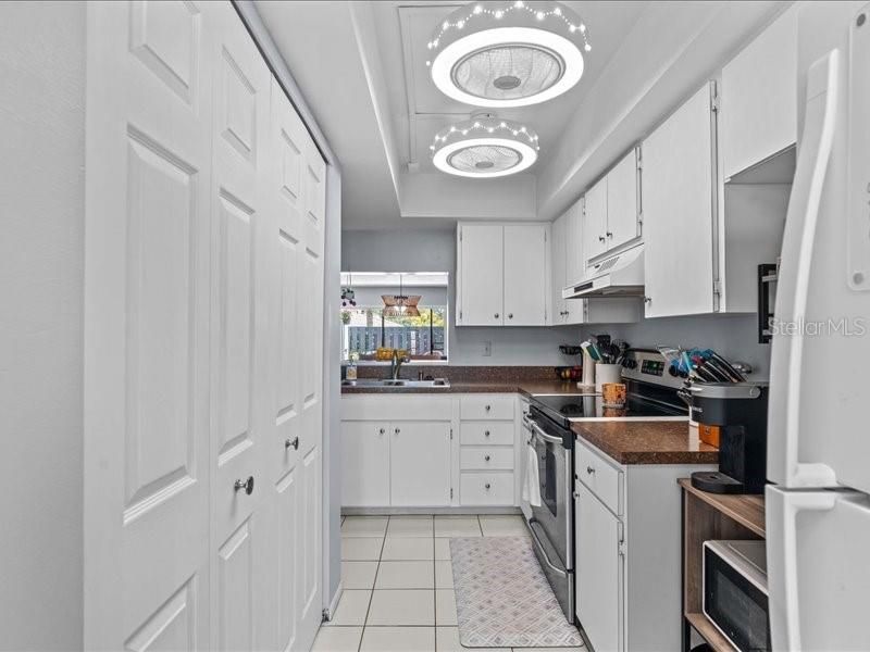 На продажу: $235,000 (2 спален, 2 ванн, 1400 Квадратных фут)