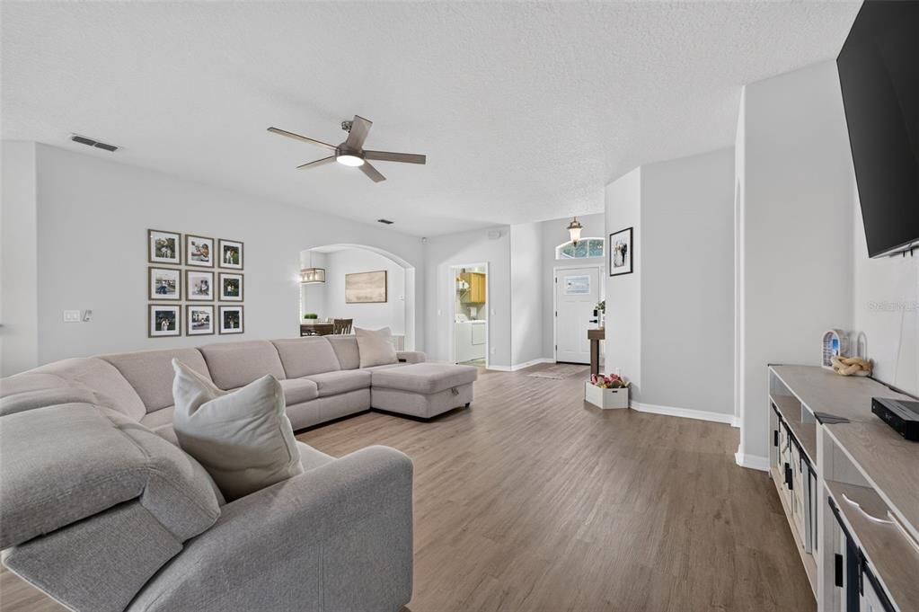 En Venta: $444,999 (3 camas, 2 baños, 1838 Pies cuadrados)