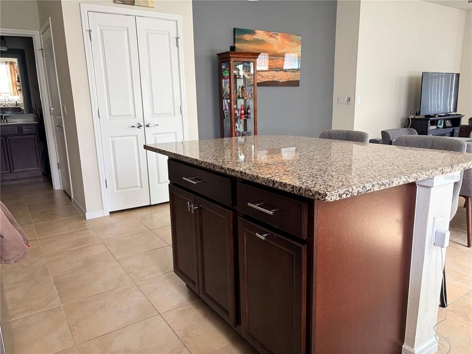 En Venta: $308,000 (2 camas, 2 baños, 1559 Pies cuadrados)