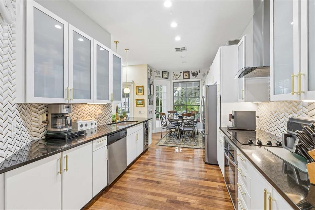 En Venta: $650,000 (4 camas, 3 baños, 2402 Pies cuadrados)